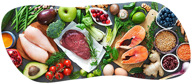 Différents aliments posés sur une table (viande, fruits, légumes, céréales, etc.)